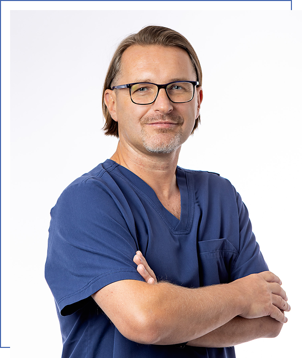 https://test.drtomaszostrowski.pl/wp-content/uploads/2025/03/aboutmeframe.png